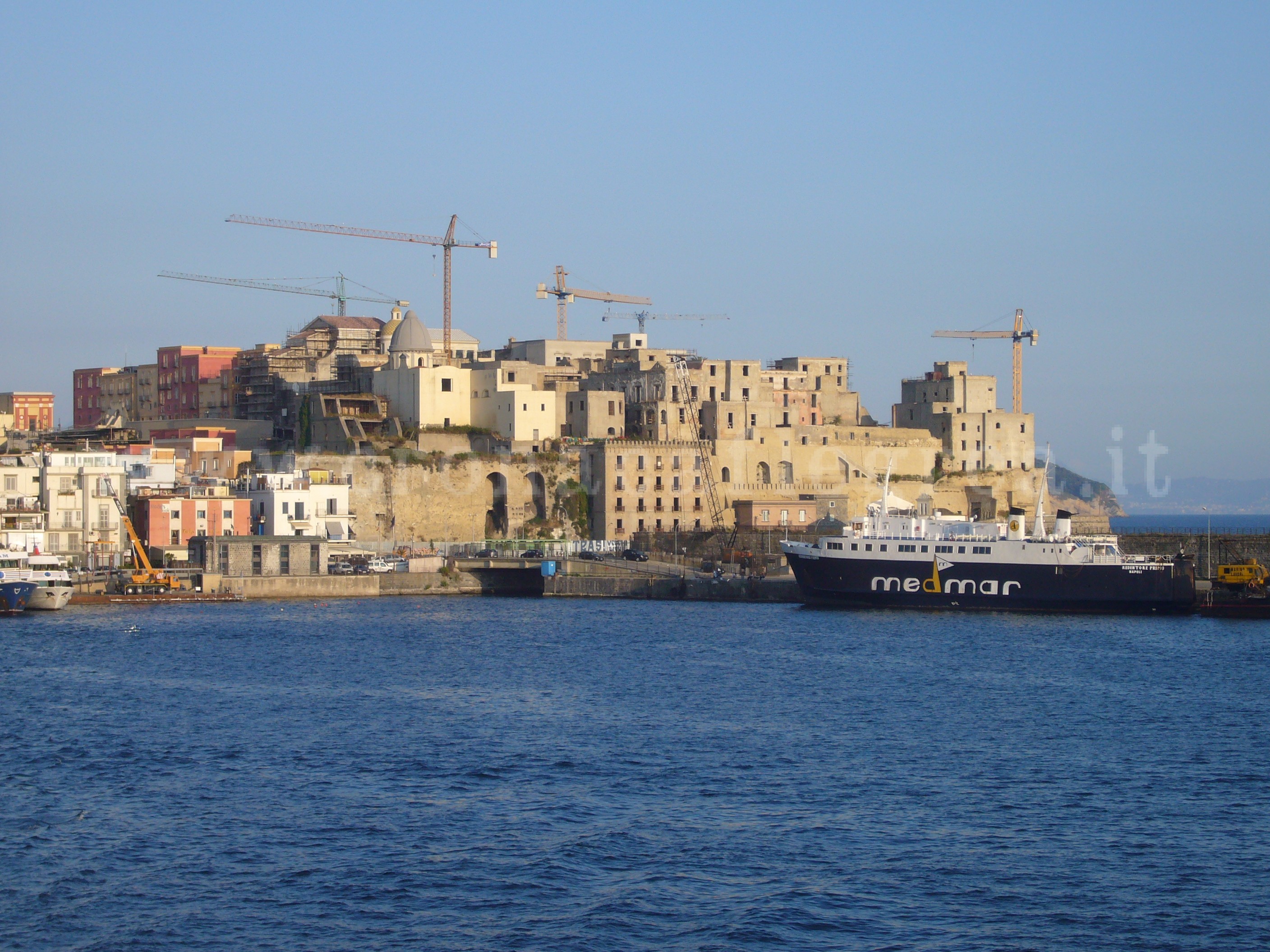 POZZUOLI/ Maltempo, a singhiozzo i collegamenti con le isole