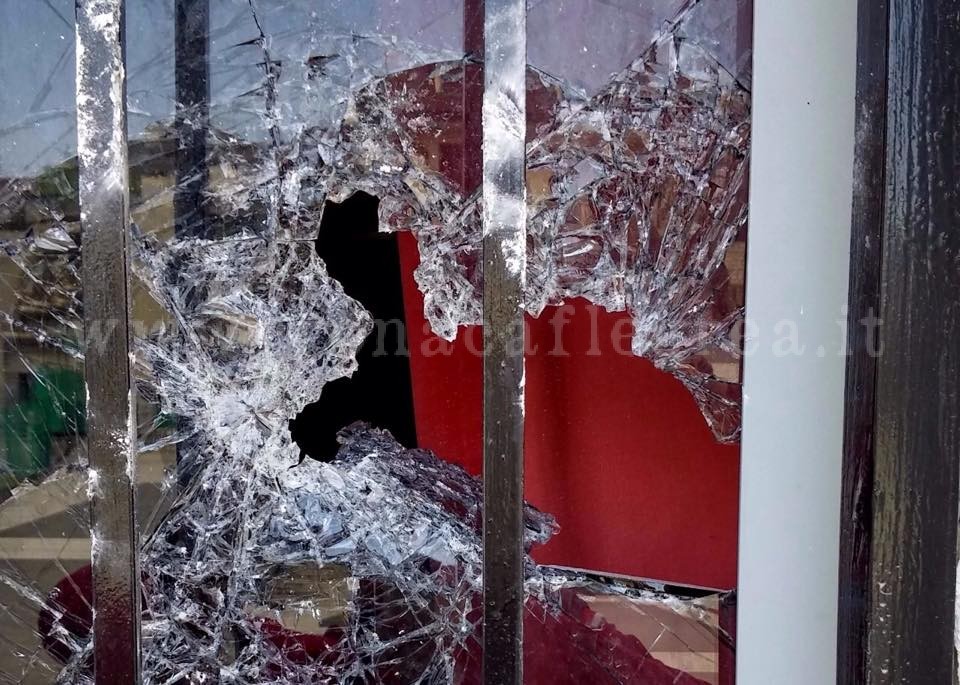 QUARTO/ Vandalizzata l’aula consiliare, vetri in frantumi e sassi contro l’ingresso – LE FOTO