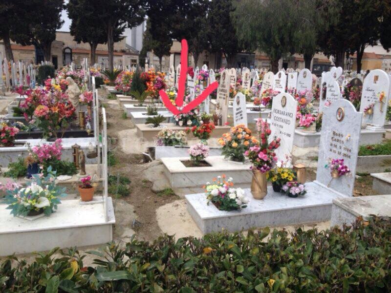 POZZUOLI/ Al Cimitero le tombe continuano a sprofondare