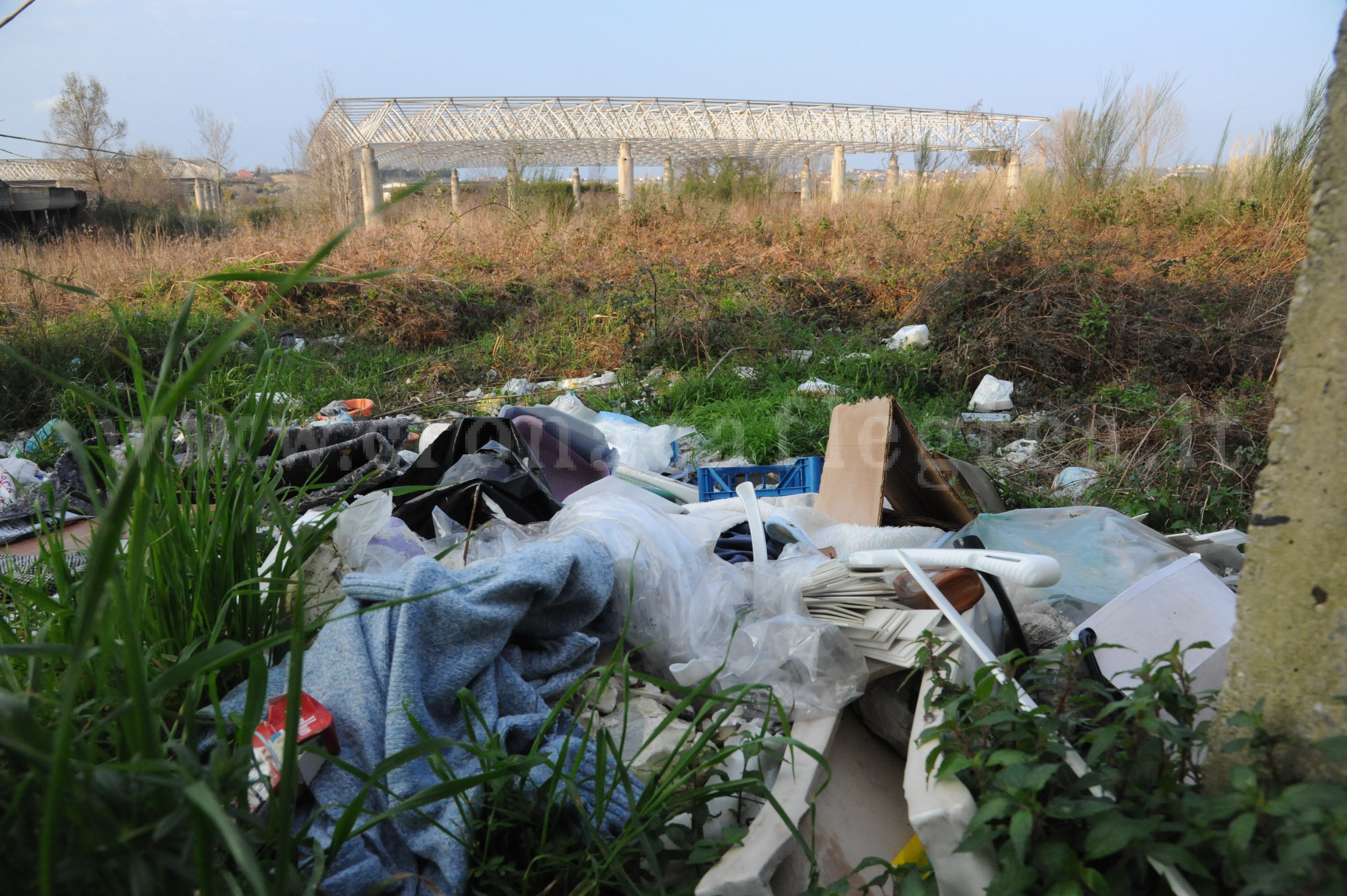 POZZUOLI/ Calcinacci e rifiuti, il “Centro Tennistico” sempre più discarica – LE FOTO