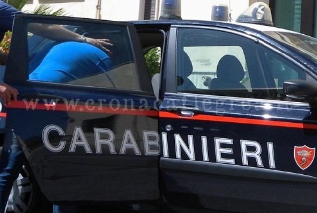 QUARTO/ Picchia ed estorce denaro al fratello minorenne per acquistare droga: arrestato