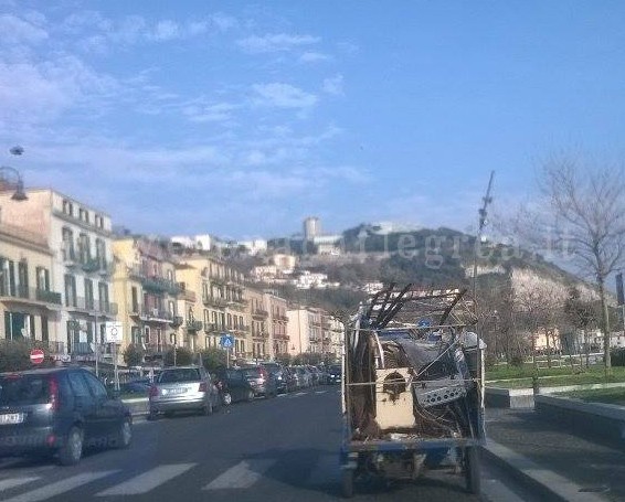 POZZUOLI/ Trasporti “selvaggi” per le strade della città – LA FOTO