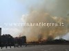 POZZUOLI/ Incendio a Monterusciello, le fiamme invadono la strada – LE FOTO