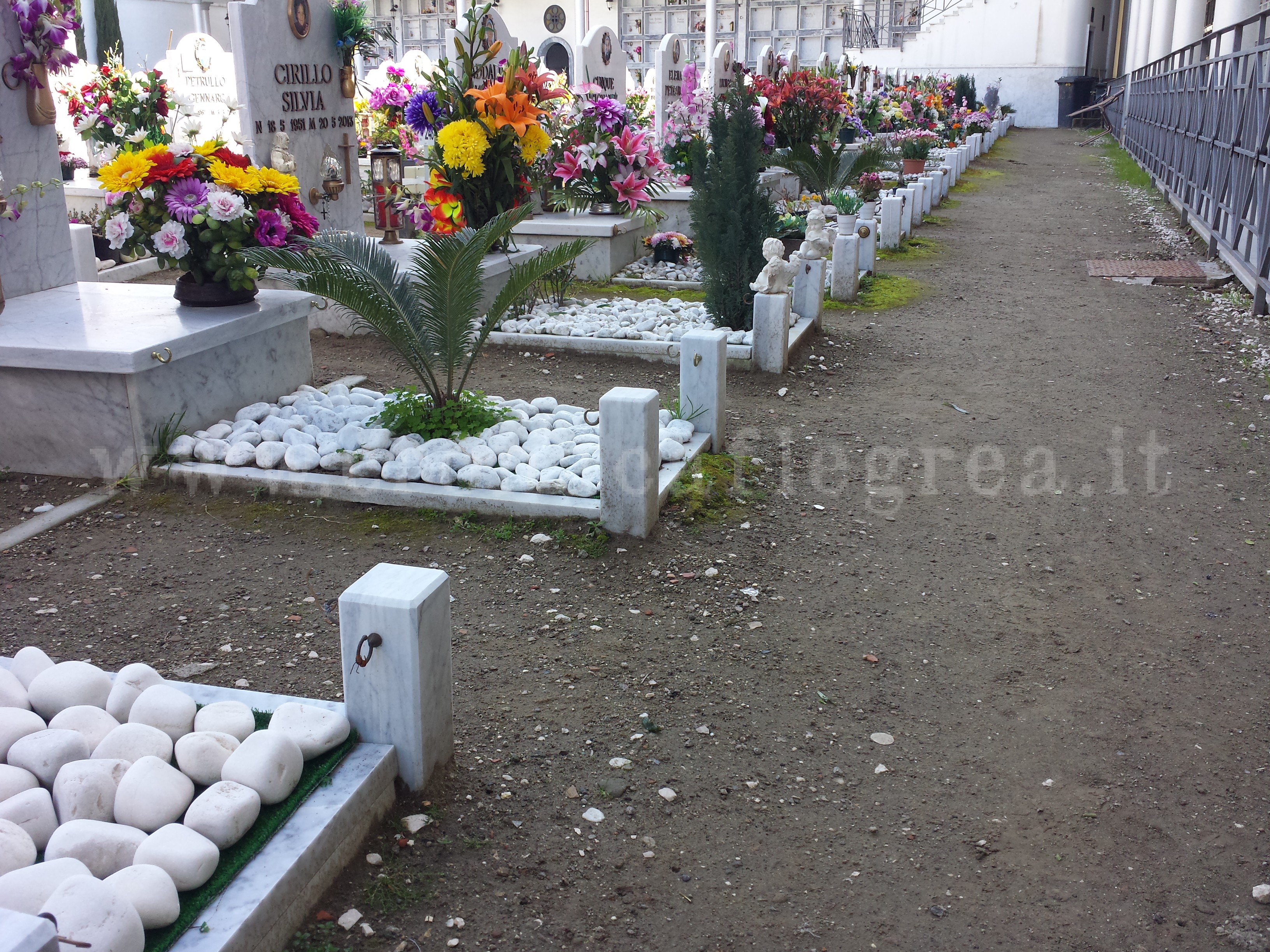 POZZUOLI/ Ennesimo furto al cimitero, ladri rubano decine di metri di rame