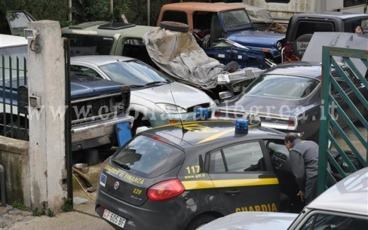 Guardia di Finanza in un'officina (foto generica)