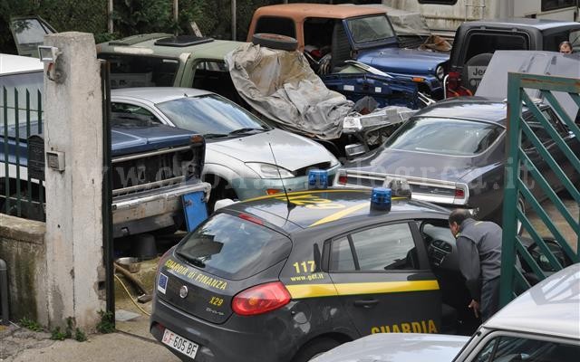 POZZUOLI/ Rifiuti pericolosi in un’officina meccanica abusiva: padre e figlio finiscono nei guai