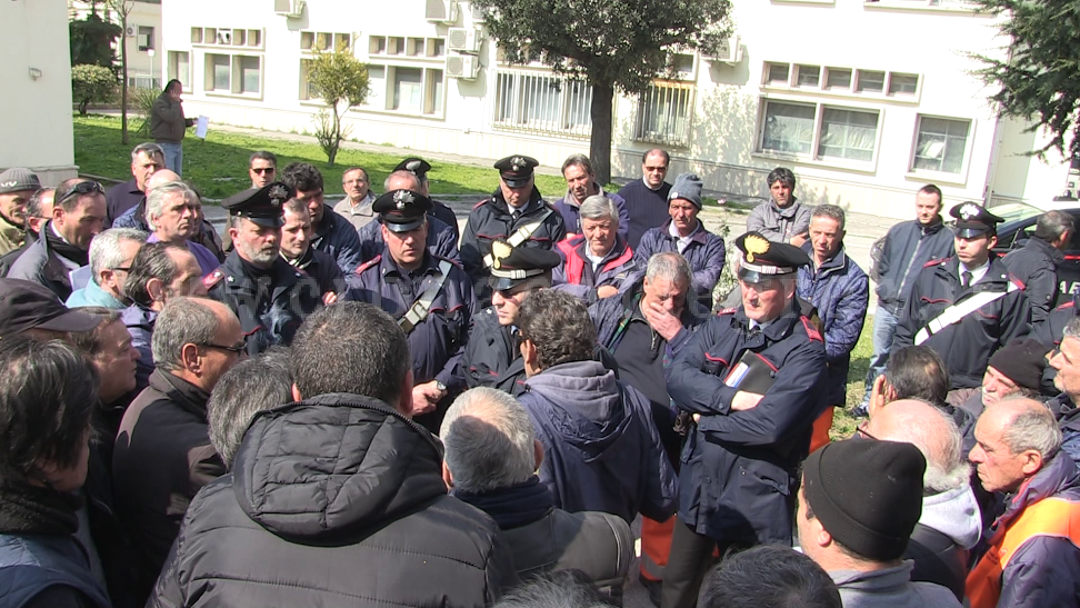 POZZUOLI/ Sit-in degli LSU, in 70 protestano al Comune – LE FOTO