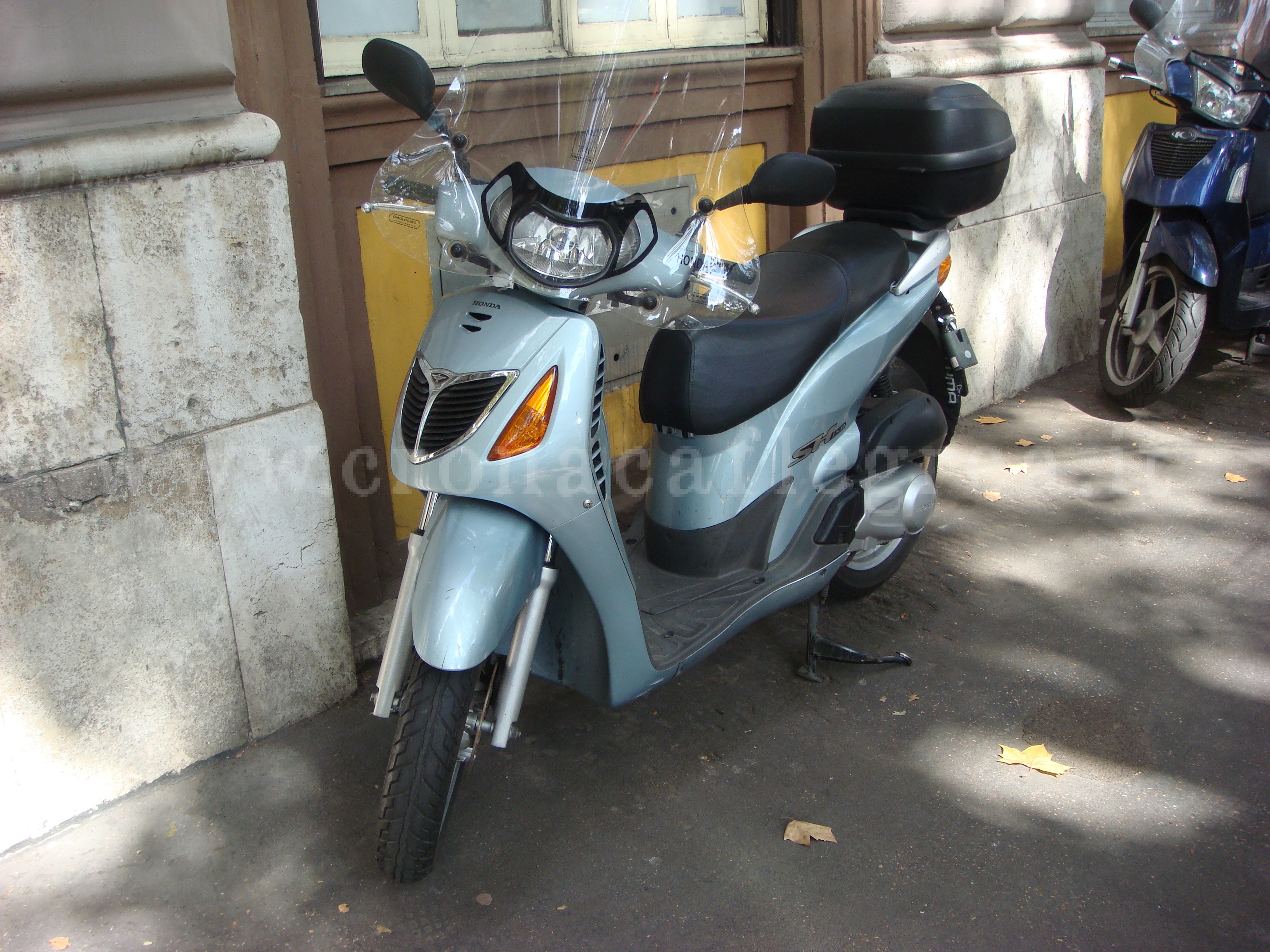 POZZUOLI/ Lo arrestano per rapina e nel cortile gli trovano uno scooter appena rubato