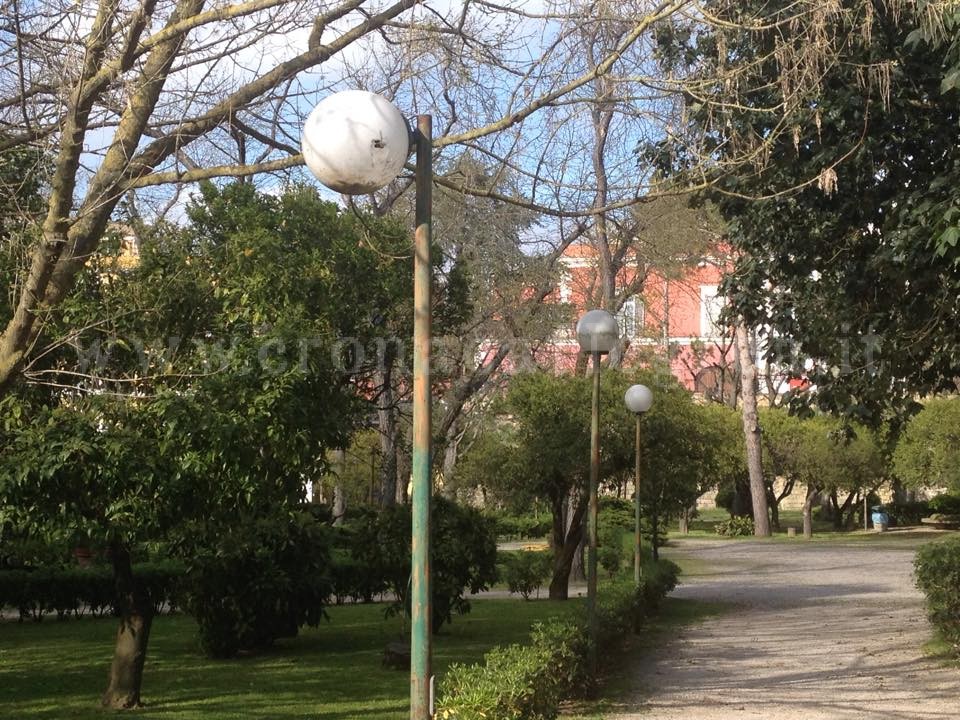 FOTONOTIZIA/ Lampioni pericolanti a Villa Avellino