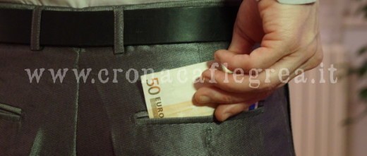 12_-_Corruption_-_euro_notes_in_back_pocket_with_hand_-_royalty_free_without_copyright_public_domain_photo_image-620x264
