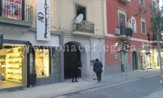 Gli addetti di alcuni negozio puliscono la strada