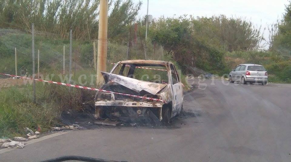LICOLA-VARCATURO/ Dopo i rifiuti nella strada della vergogna “spunta” un’auto bruciata