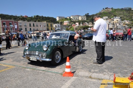 Un'auto d'epoca sul porto di Baia