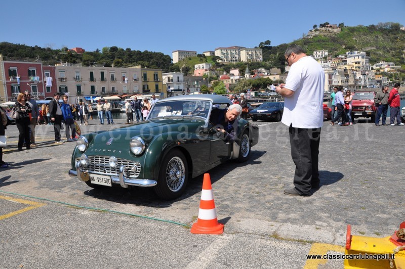 L’EVENTO/ Auto d’epoca sul porto di Baia, al via il “18° Raduno di Primavera” – LE FOTO DELLE PASSATE EDIZIONI