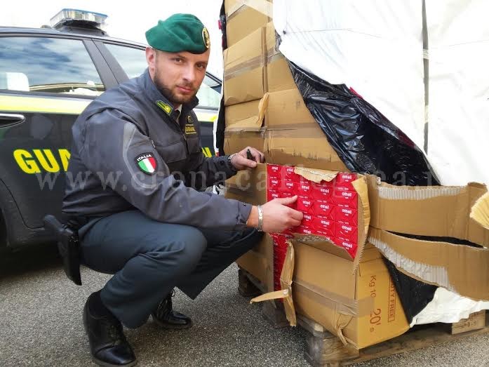 POZZUOLI/ Sigarette di contrabbando nel doppio fondo, 4 in manette