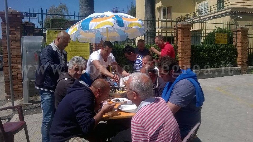 «Le cozze di Bacoli sono buone» Sit-in dei mitilicoltori al Comune – LE FOTO