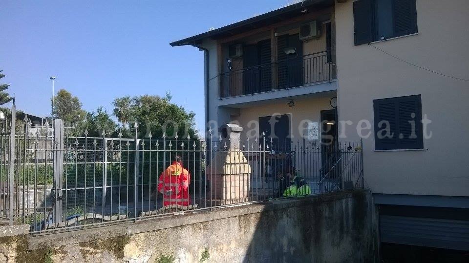 LICOLA/ Pesa 380 chili e non riesce ad uscire: uomo intrappolato in casa – LE FOTO