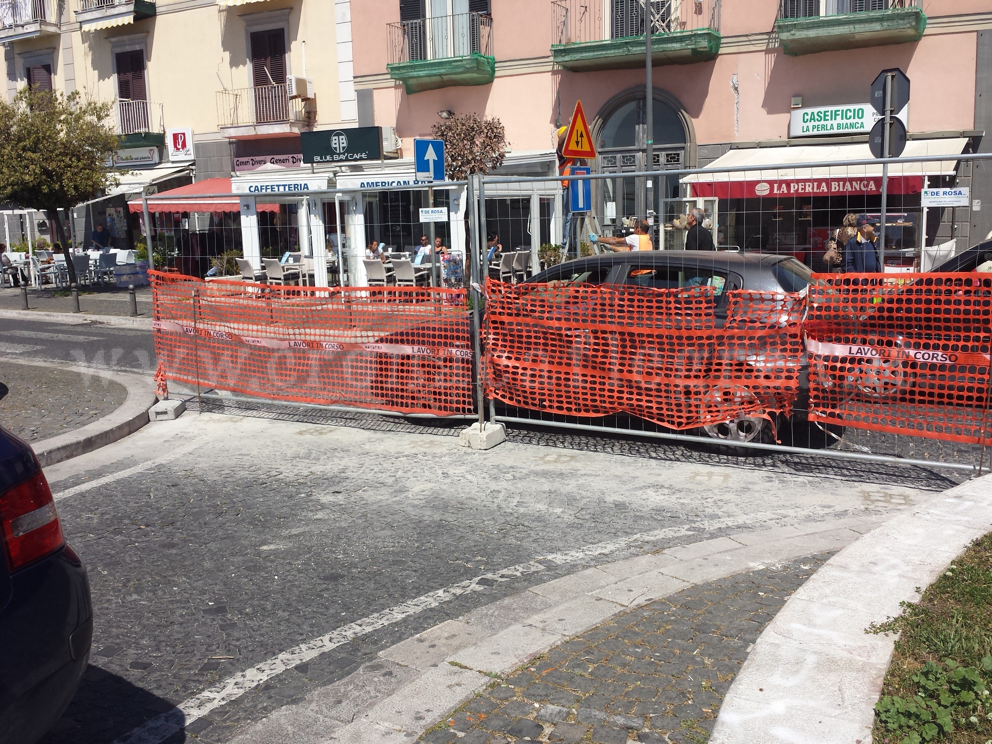 POZZUOLI/ Via i paletti dalle rotonde di via Napoli. Ma è solo un’illusione