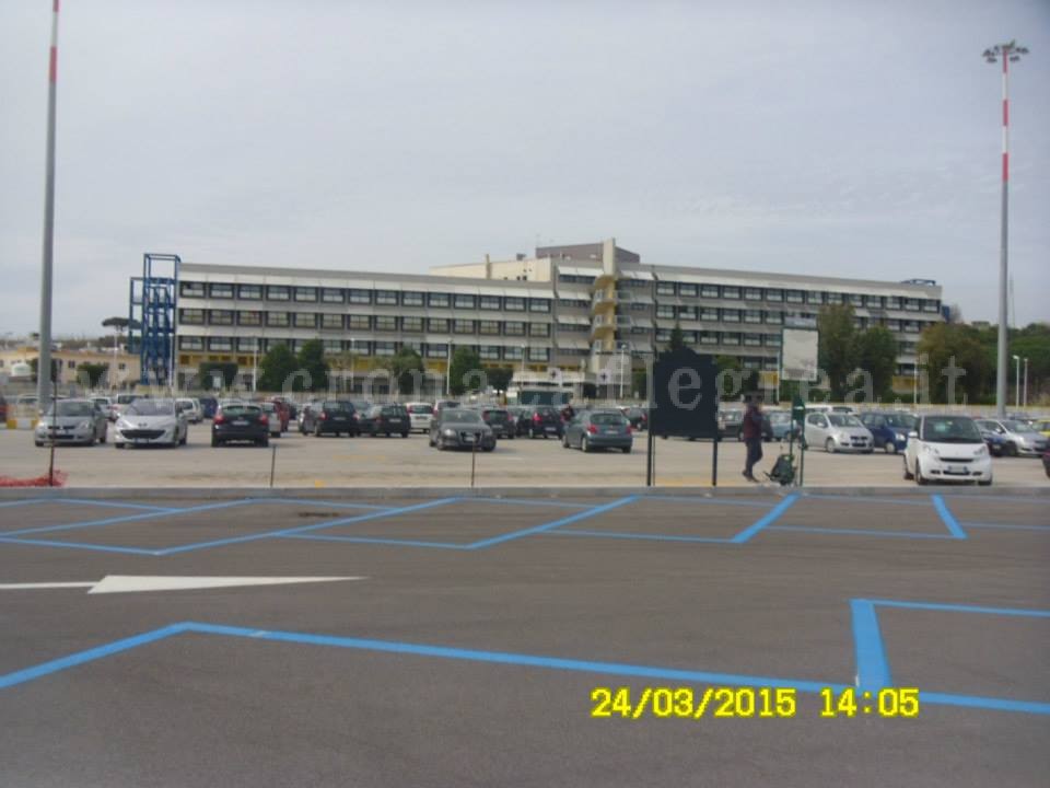 POZZUOLI/ Strisce blu nel parcheggio dell’ospedale: scoppia la polemica