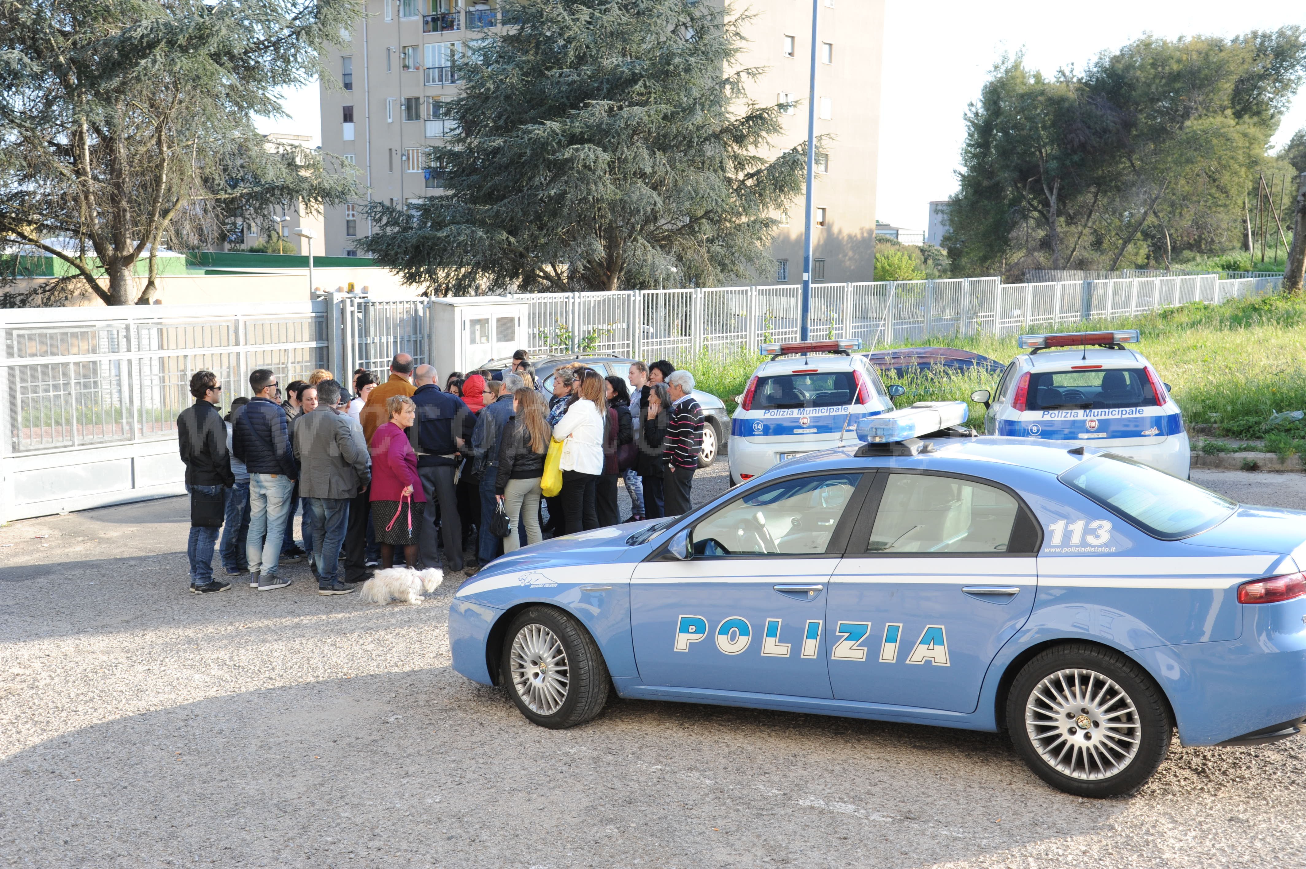 POZZUOLI/ «Arrivano gli immigrati». Scoppia la protesta, 50 in strada. Ma era una bufala – LE FOTO