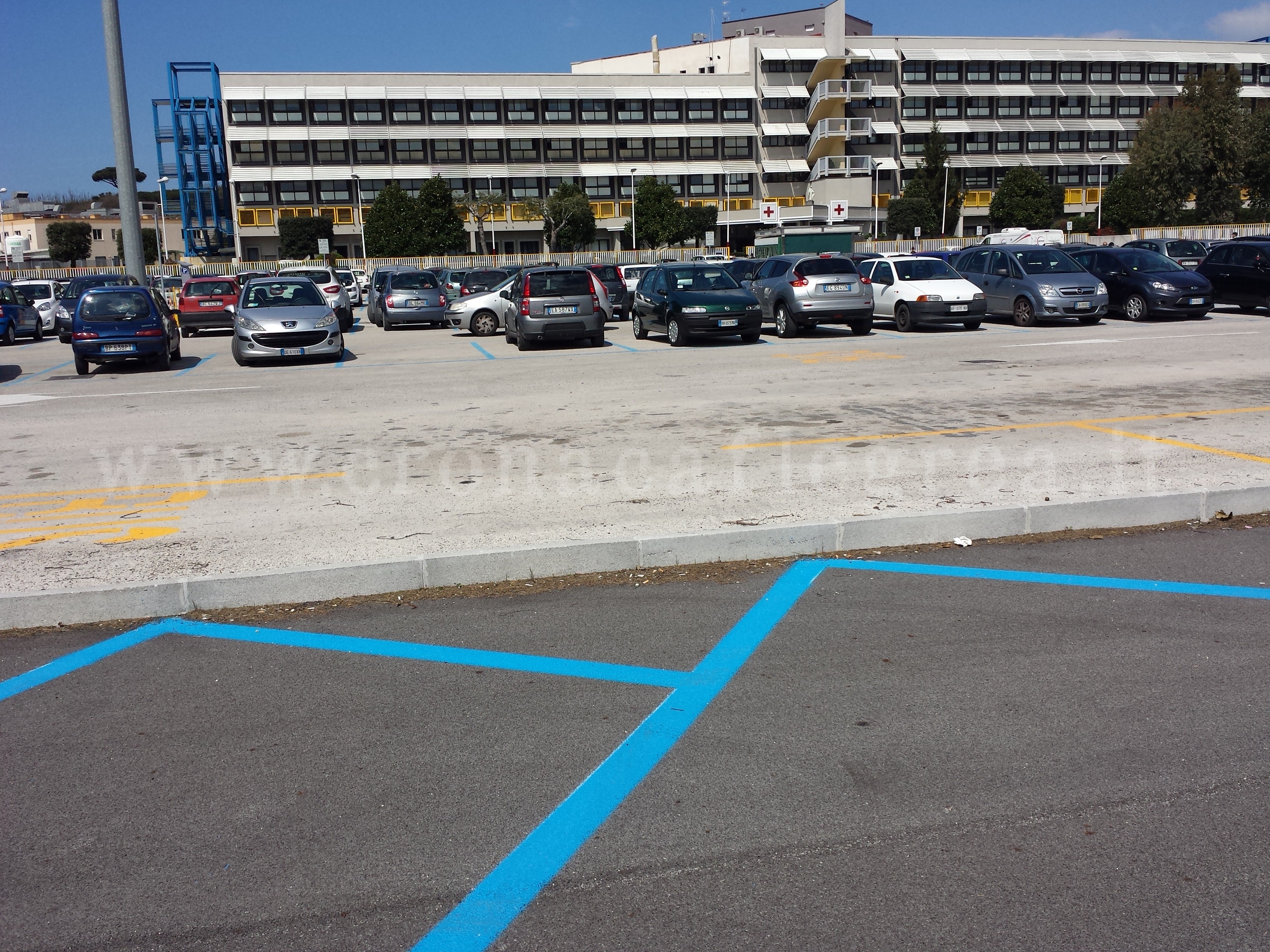 POZZUOLI/ Nel parcheggio dell’ospedale arrivano le strisce blu