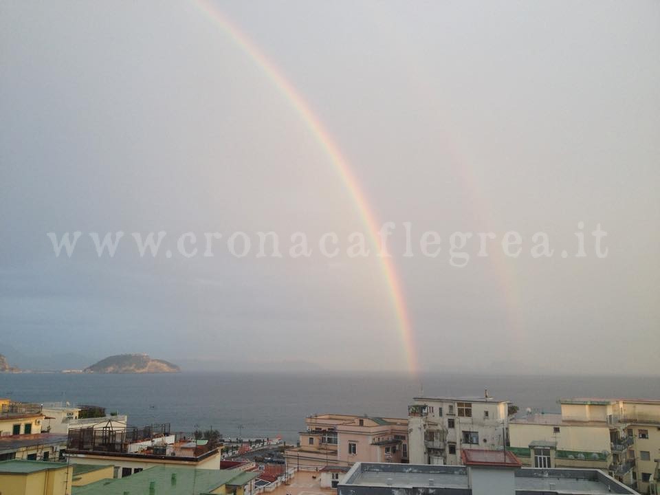 IL CLICK/ Un inaspettato arcobaleno colora il cielo di Pozzuoli