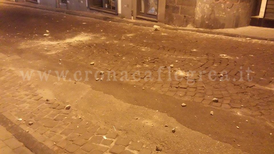 POZZUOLI/ Tragedia sfiorata in centro, crolla un cornicione da un palazzo – LE FOTO