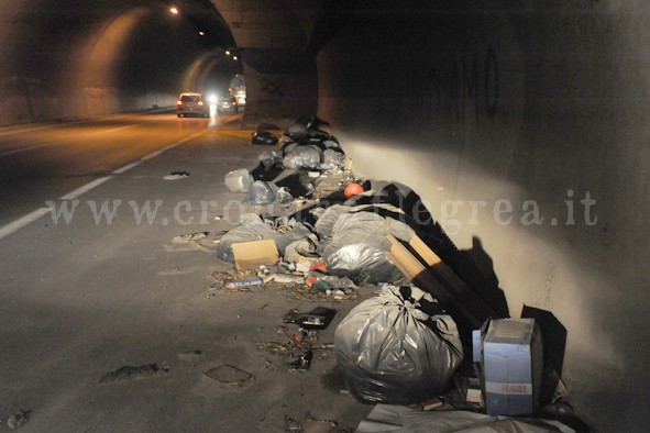 I LETTORI SEGNALANO / «Telecamere nel tunnel per combattere l’abbandono rifiuti»