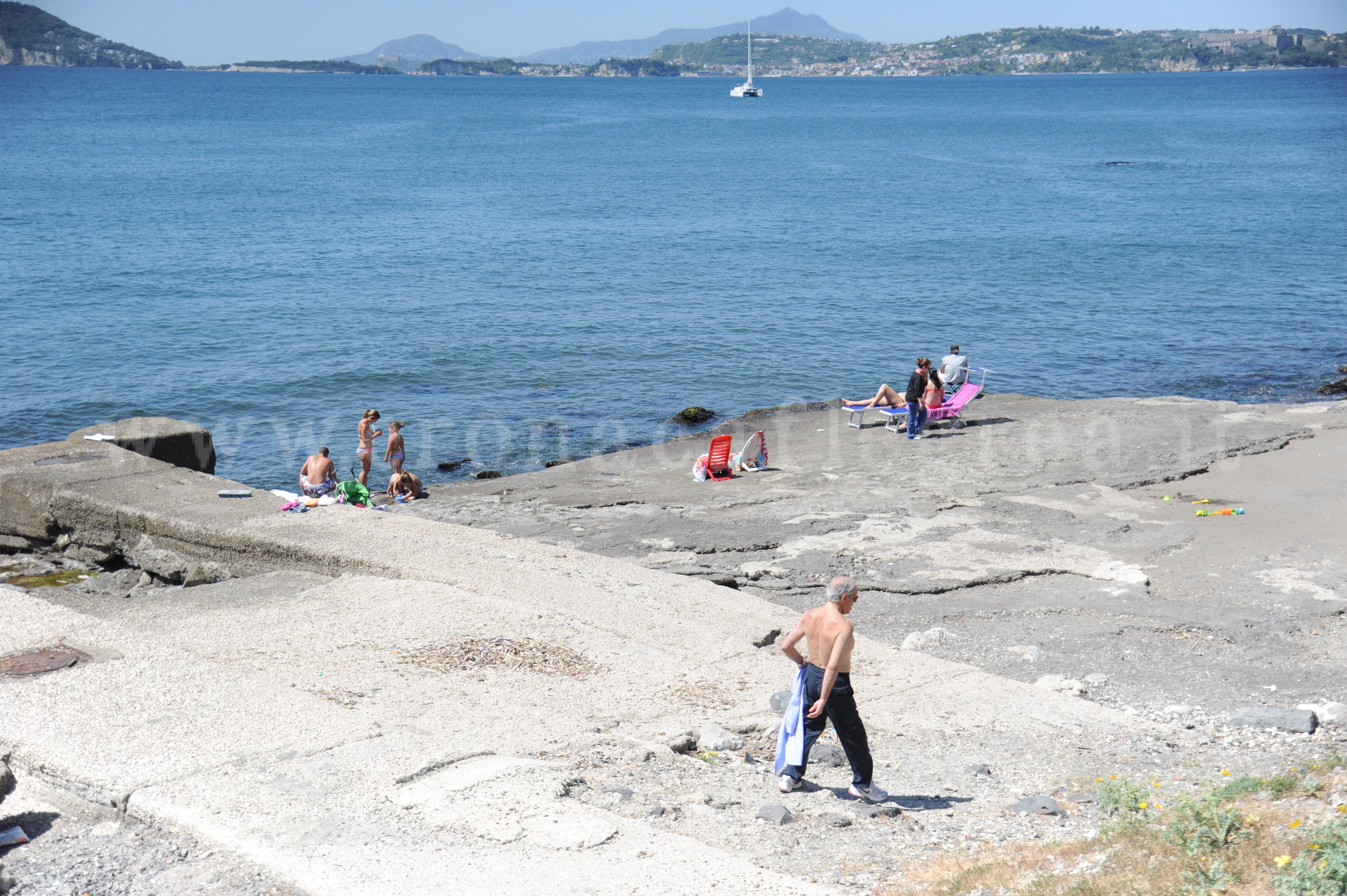 POZZUOLI/ Si avvicina l’estate e sulle spiagge regna sporcizia e abusivismo – LE FOTO