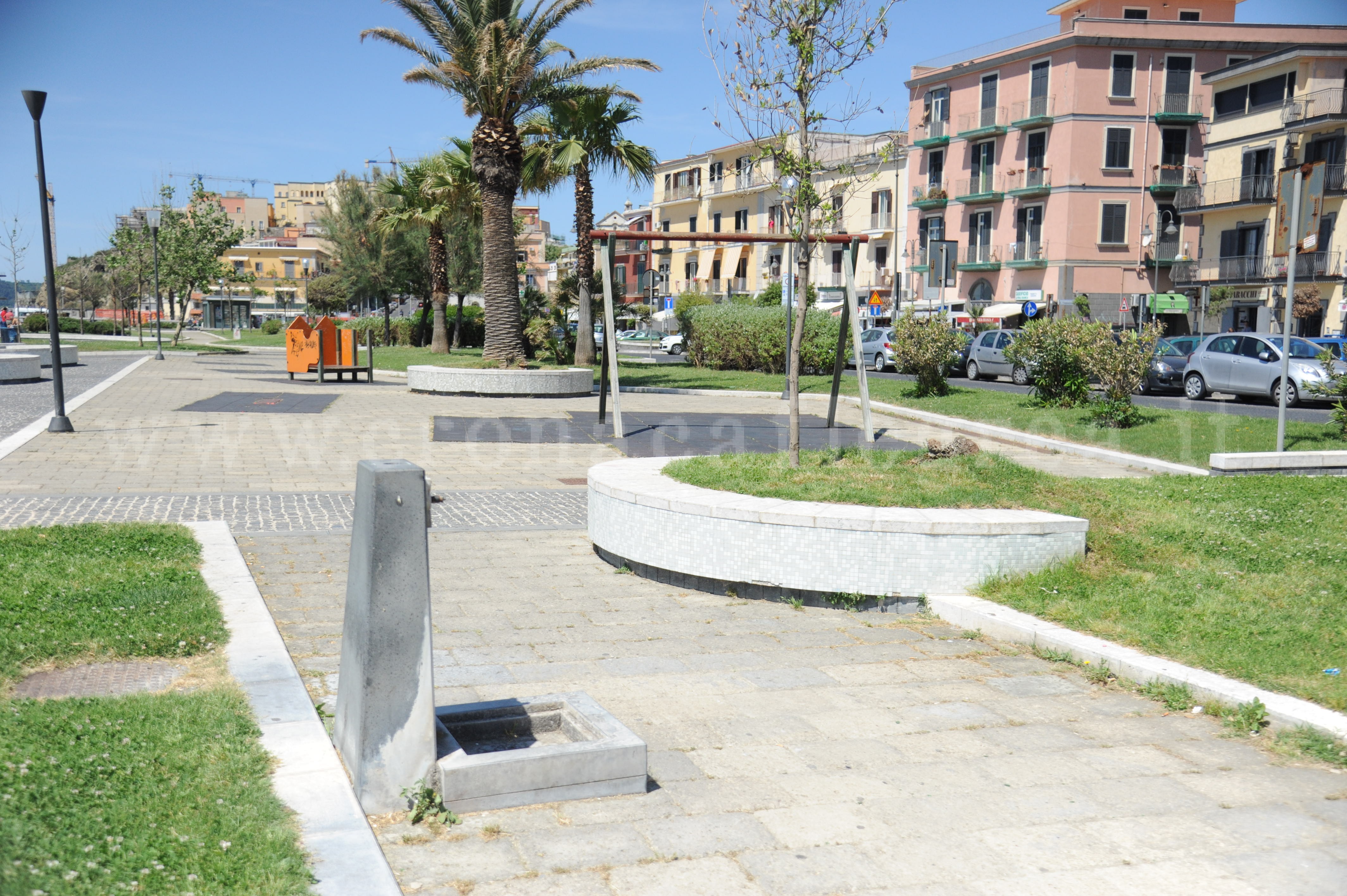 POZZUOLI/ Buche, giostre e fontane rotte: il Lungomare è terra di nessuno – LE FOTO