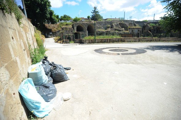 FOTONOTIZIA/ Pozzuoli, “rifiuti con vista Necropoli”: vergogna in via Celle