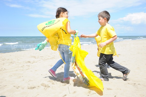 POZZUOLI/ Gli scolari puliscono l’arenile: successo per “Spiagge Pulite” a Licola – LE FOTO