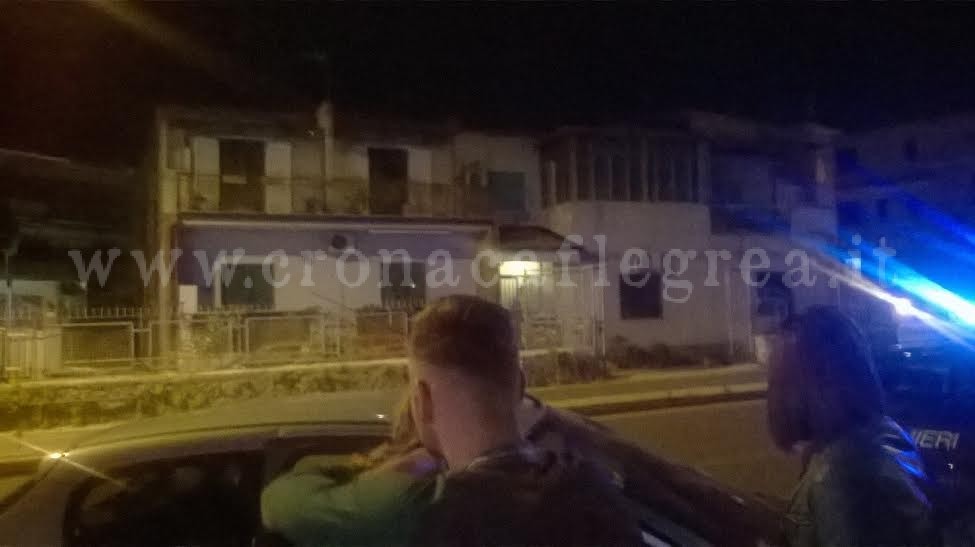 POZZUOLI/ Litiga con il marito e si barrica in casa, notte di “tensione” ad Arco Felice – LE FOTO