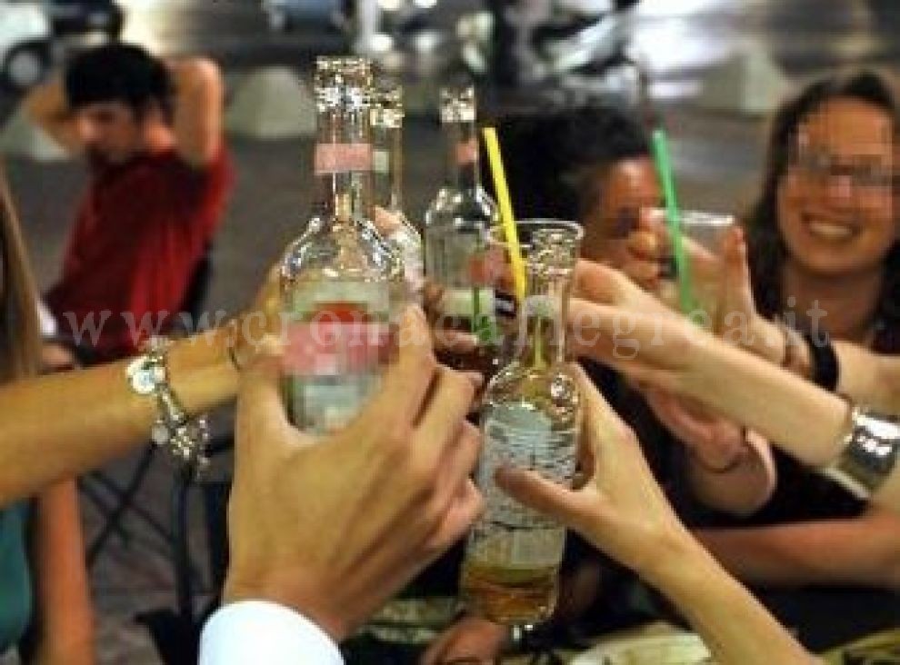 POZZUOLI/ Il sindaco Figliolia vieta la vendita di bevande in vetro