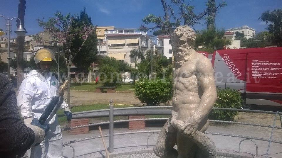 BACOLI/ Dopo gli atti vandalici ripulita la statua di Nettuno – LE FOTO