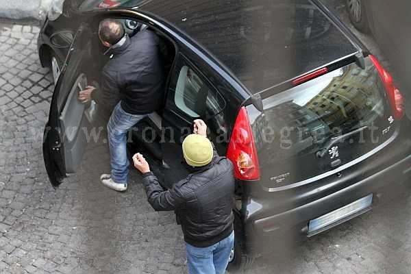 «Se non mi paghi ti buco le ruote» Arrestato parcheggiatore abusivo