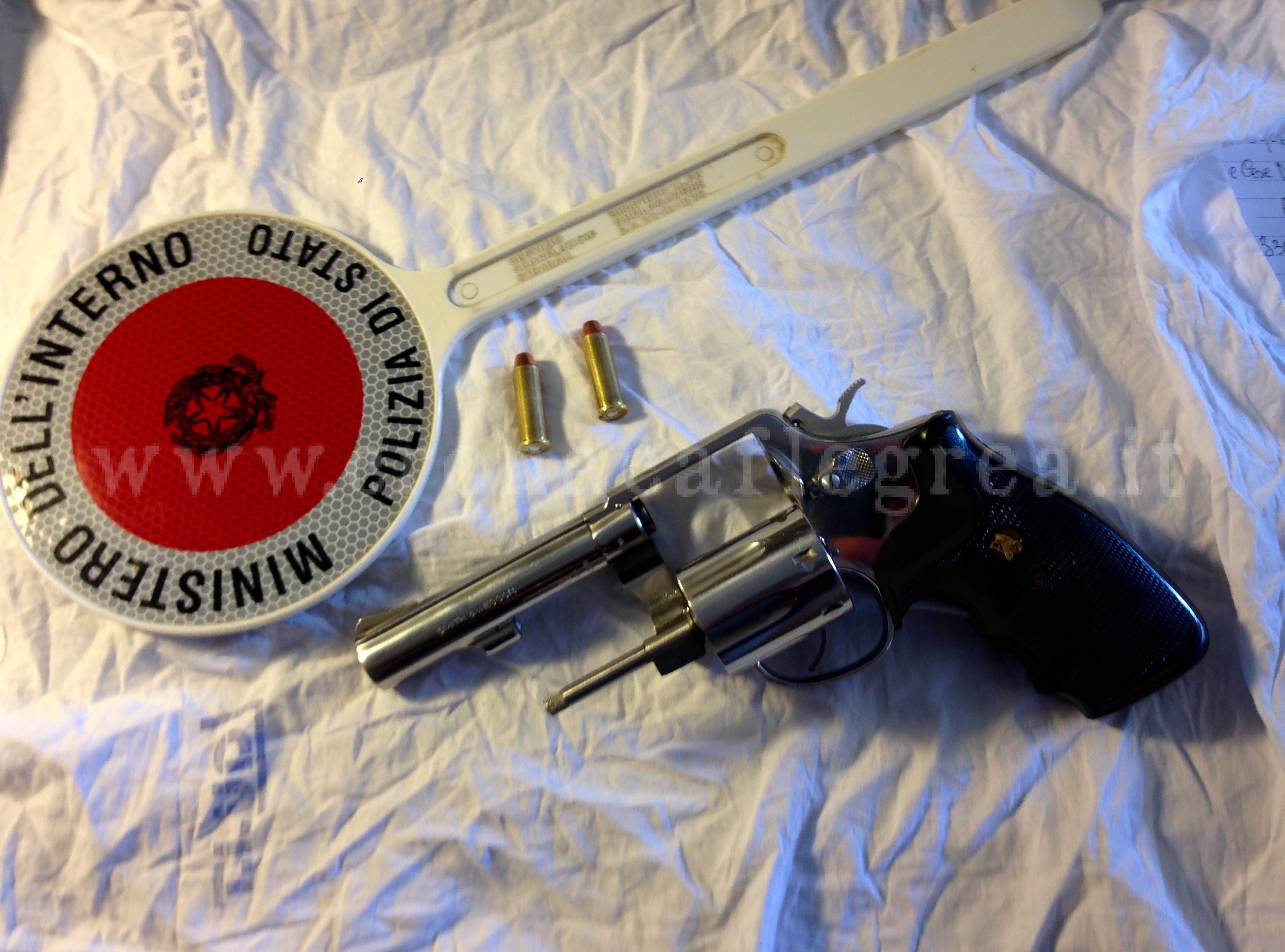 Quattro giovanissimi trovati in possesso di una revolver: arrestati