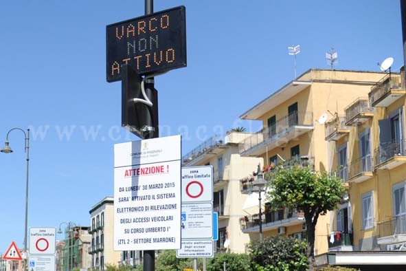 POZZUOLI/ Assalto alla ZTL di via Napoli, danneggiate le telecamere