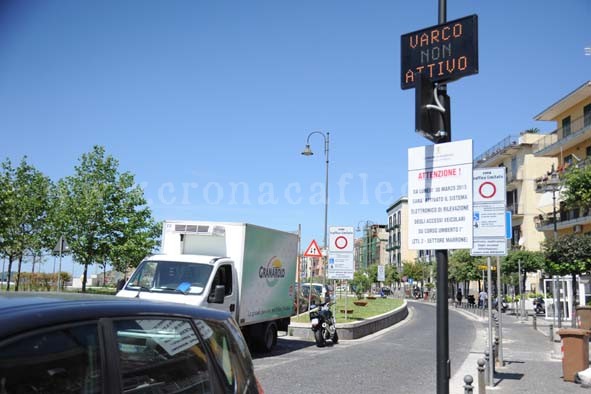 POZZUOLI/ Nastro isolante sulle targhe per sfuggire alla ZTL: 5 automobilisti denunciati