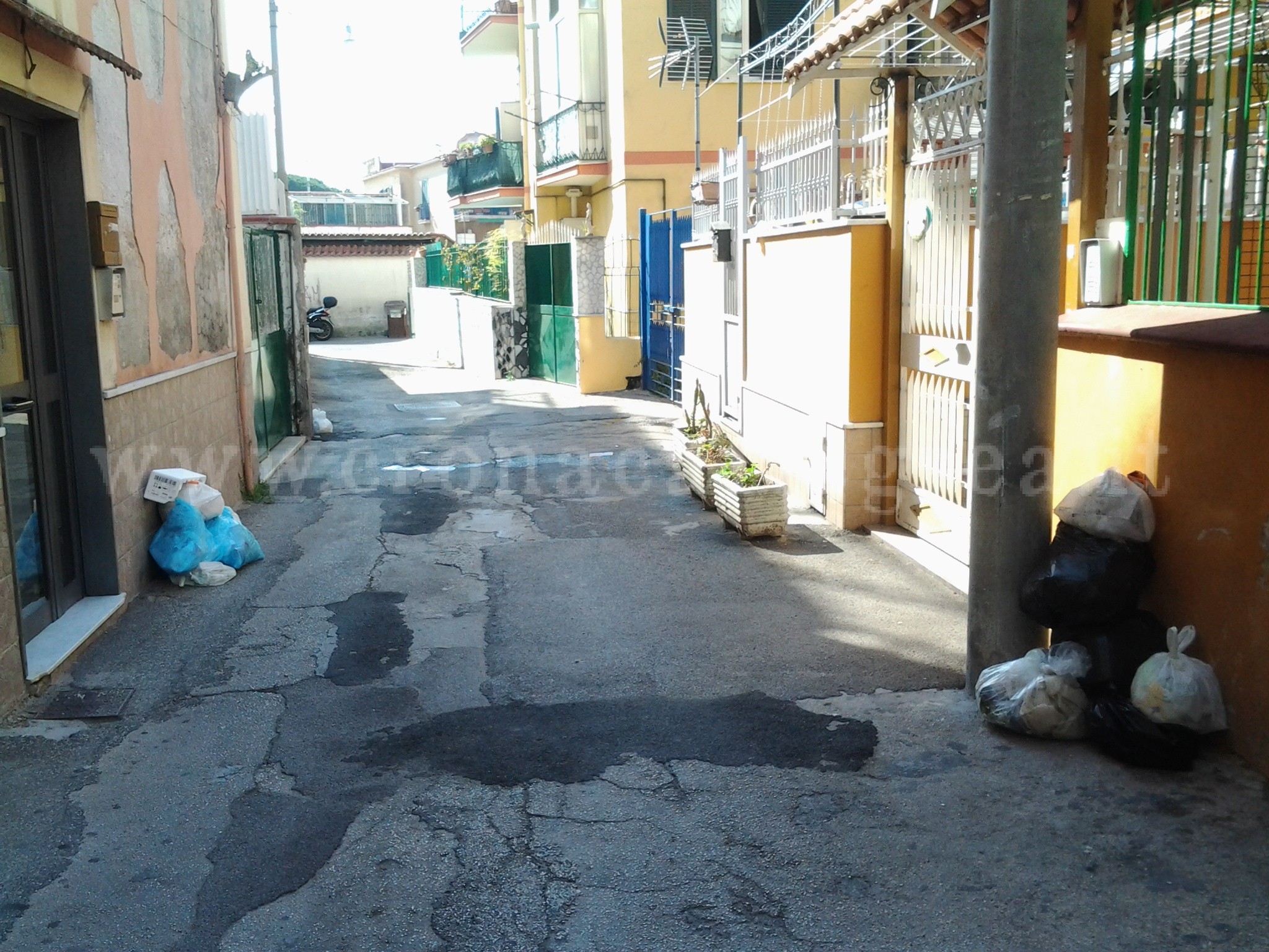 POZZUOLI/ SOS da Arco Felice «Da giorni non vengono raccolti i rifiuti» – LE FOTO