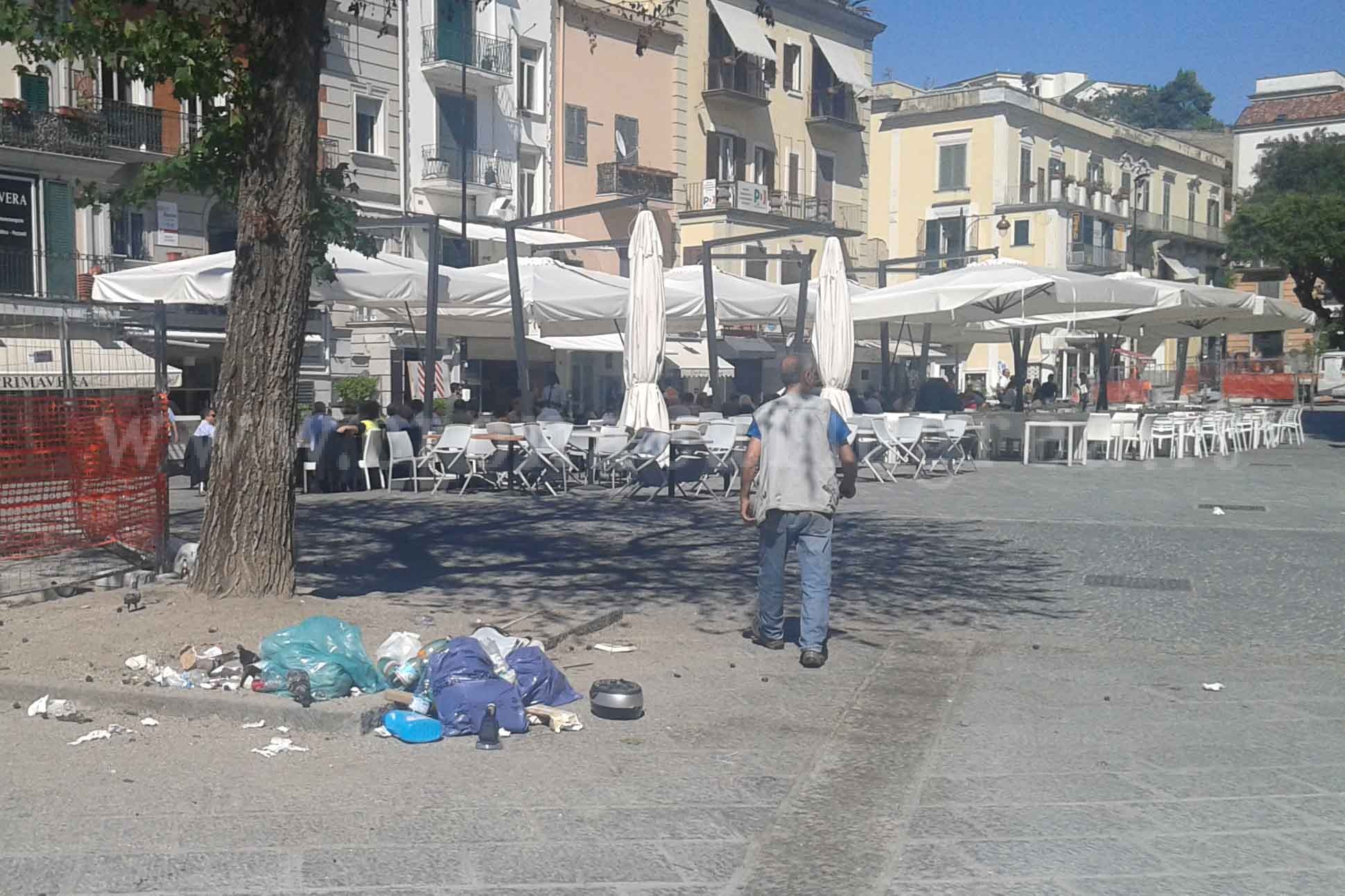 FOTONOTIZIA/ Spazzatura nella piazza “all’europea”