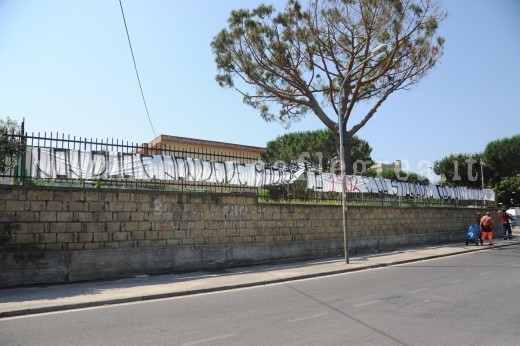 Lo striscione affisso fuori il comune