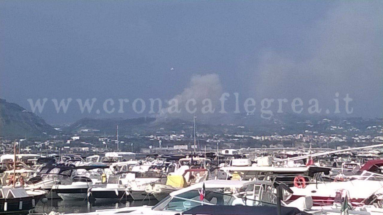 POZZUOLI/ Brucia la montagna elicotteri in azione