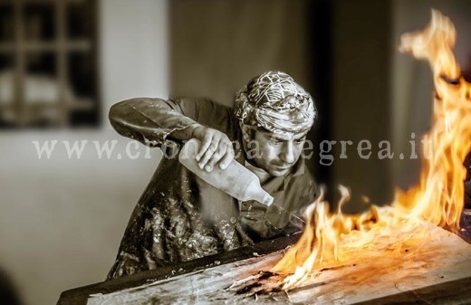 L'artista Vincenzo Vavuso nel suo studio