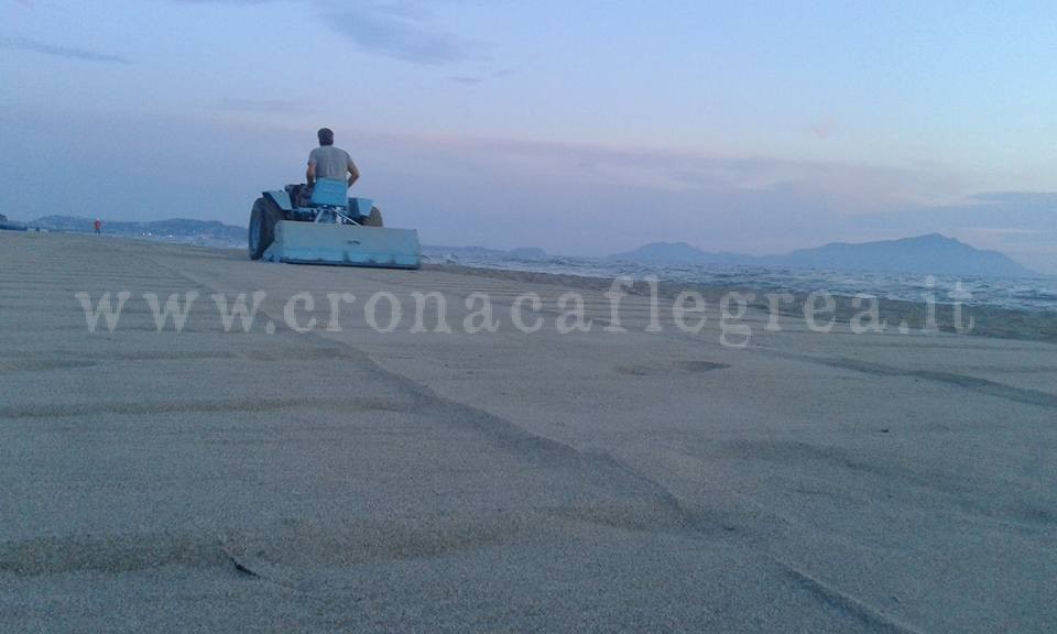 POZZUOLI/ I volontari fanno risplendere la spiaggia di Licola