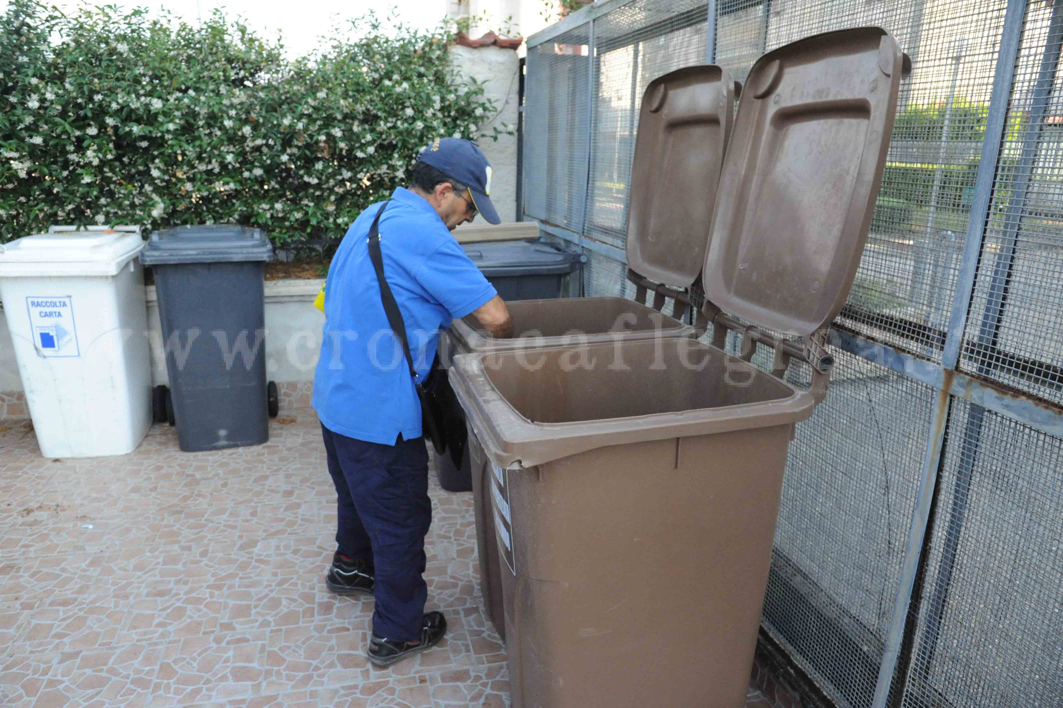 POZZUOLI/ Raccolta differenziata, sos dei residenti: «L’umido resta per giorni nei bidoni» – LE FOTO