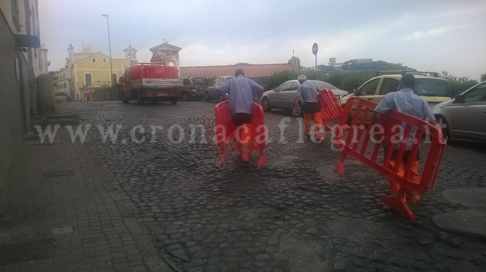 POZZUOLI/ Curva “spericolata”, camion del comune perde le transenne – LE FOTO