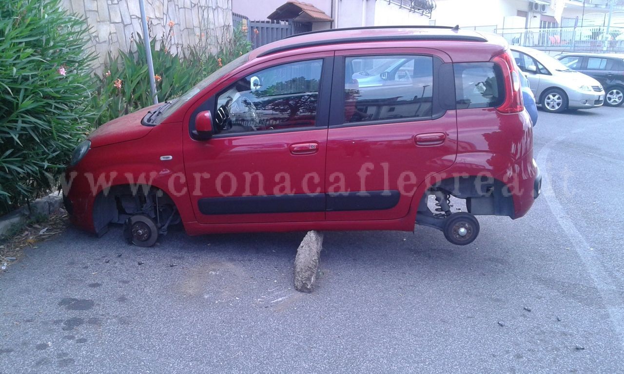 POZZUOLI/ Ladri rubano 4 ruote e lasciano auto su una pietra – LE FOTO