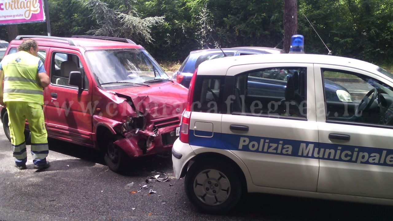 POZZUOLI/ Incidente a Monterusciello, coinvolta auto della Municipale – LE FOTO