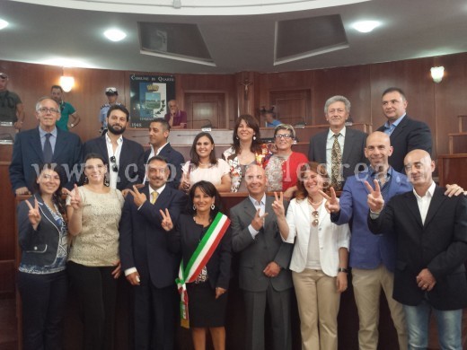 Il sindaco Rosa Capuozzo con i "suoi" 15 consiglieri comunali